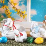 Drei Mal Osterlamm mit Osterhase und bunten Eiern