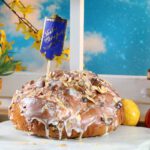 Osterfladen mit Ostereiern und Osterhase