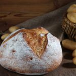 Kartoffelbrot mit Kartoffeln und Kartoffelsack