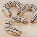 Drei glasierte Mandelhörnchen