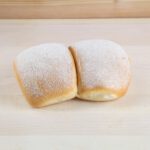 Zwei Bürli mit Mehlstaub