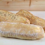 Drei Ciabatta mit Salz und Gewürzen