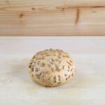 Ein Dinkelsemmel mit Körnern