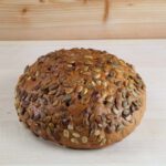 Ein Kürbiskernbrot mit Kürbiskernen