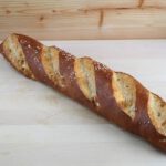 Laugenbaguette mit Salz