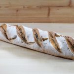 Olivenbaguette mit echten Oliven