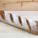 Roggenbaguette auf Holzbrett