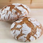 Zwei Stück Krustenbrot