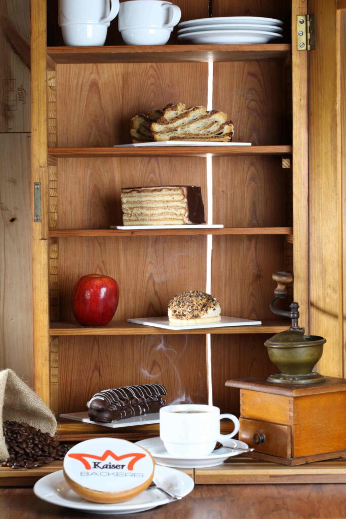 Kaffee, Torte und Nusszopf in einem kleinen Schrank