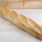 Ein Baguette passt perfekt zu Käse und Wein