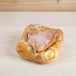 Eine leckere Quarktasche aus der Bäckerei Kaiser