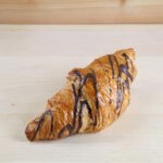 Ein Schokocroisseant auf einem Backbrett