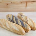 Drei kleine Baguettes mit Mohn, Salz und Sesam