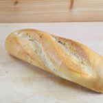 Ein kleines Baguette aus der Bäckerei Kaiser